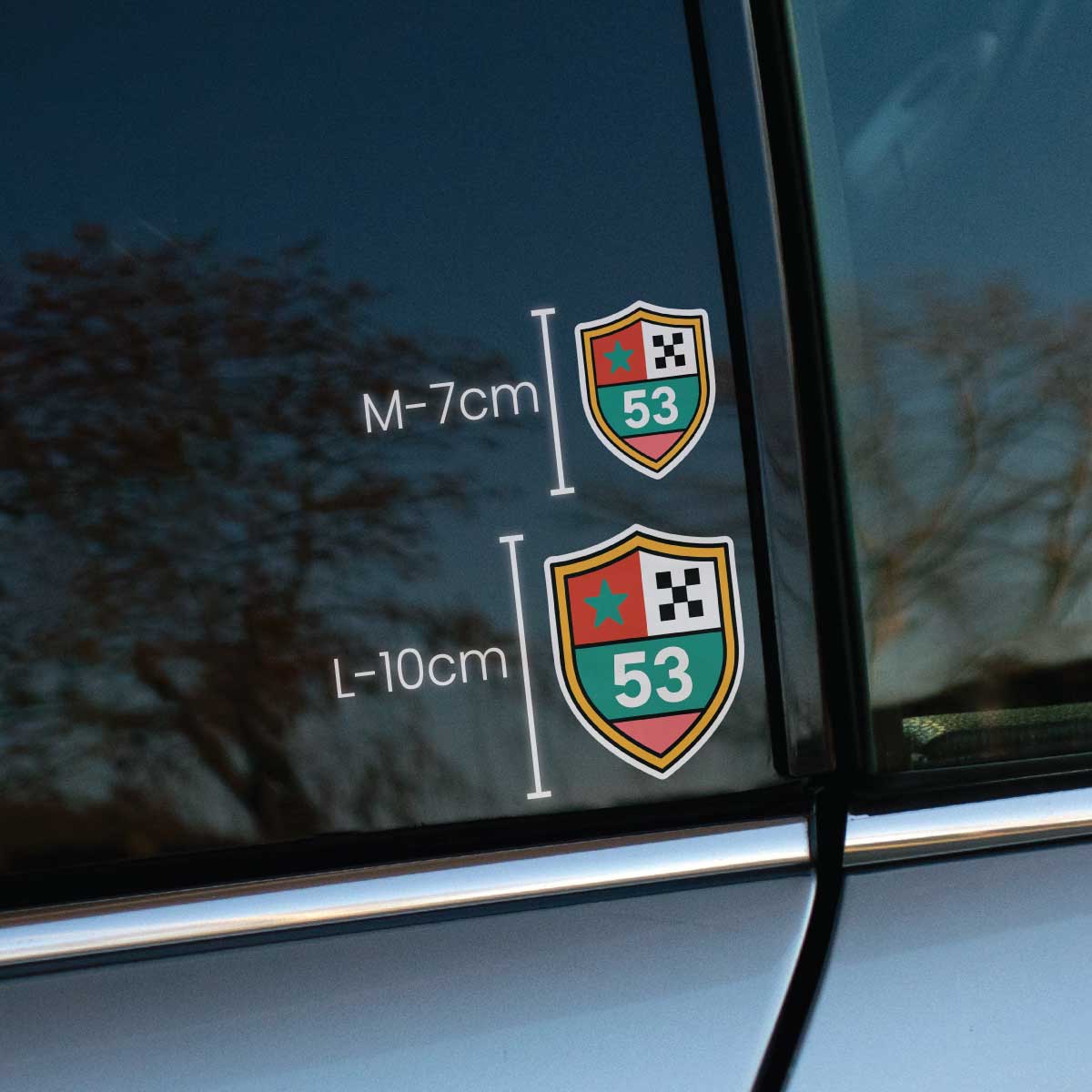 Ukážka nálepiek na okne auta s vyznačením veľkosti pre presné prispôsobenie rozmerov dizajnov.